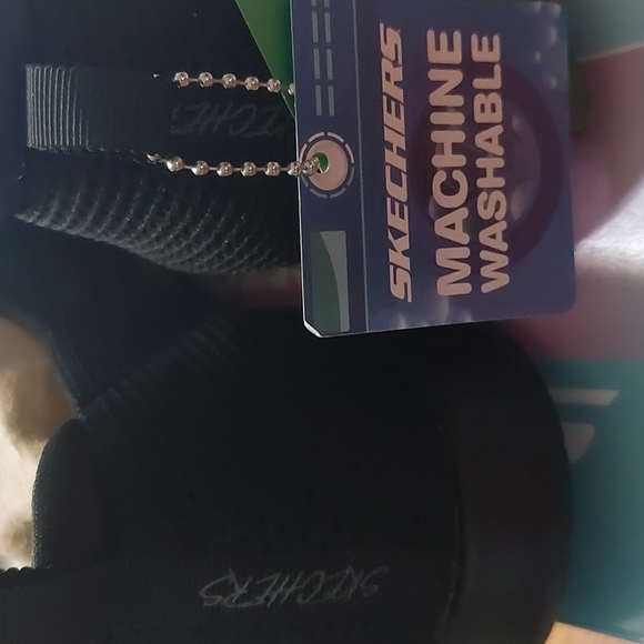 Sketchers Stretch Fit shoes (FREE HOUSE SHOES) - Picture 4 of 15